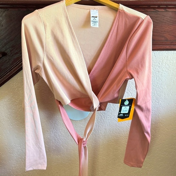 Avia Women’s Size Medium NWT Blush Pink Ribbed Wrap Around Long Sleeve Crop Top - Picture 3 of 6